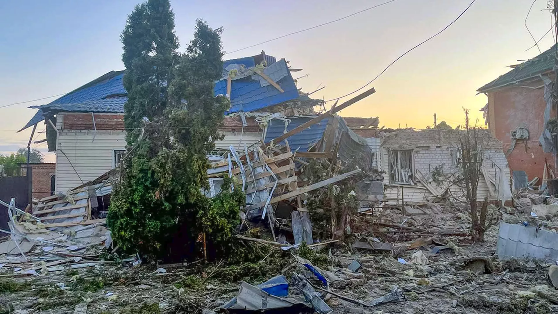 This photo released by the acting Governor of Kursk region Alexei Smirnov telegram channel on Tuesday, Aug. 6, 2024, shows a damaged house after shelling by the Ukrainian side in the city of Sudzha, Kursk region that borders Ukraine. - Sputnik International, 1920, 26.01.2025