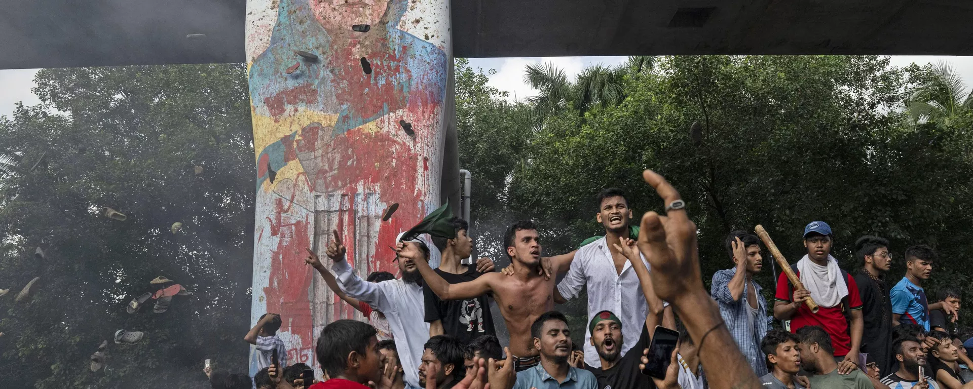 Protesters celebrate beside a defaced portrait of Prime Minister Sheikh Hasina after news of her resignation, in Dhaka, Bangladesh, Monday, Aug. 5, 2024. - Sputnik International, 1920, 11.08.2024