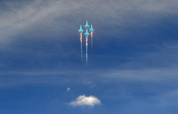 The Russian Knights aerobatic team on Su-30SM planes performs at the Patriot military-patriotic recreation park. - Sputnik International