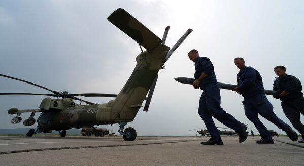 Aviation technicians prepare an Mi-28 helicopter for flight during helicopter regiment training exercise. - Sputnik International