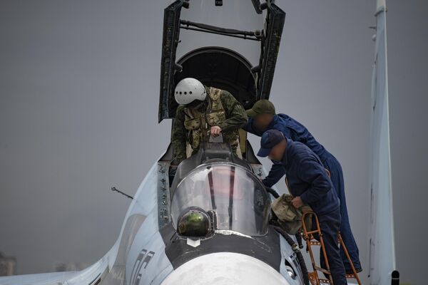 Technicians and pilot of an Su-30SM multirole fighter of the Russian Air Force at a fighter base airfield. - Sputnik International