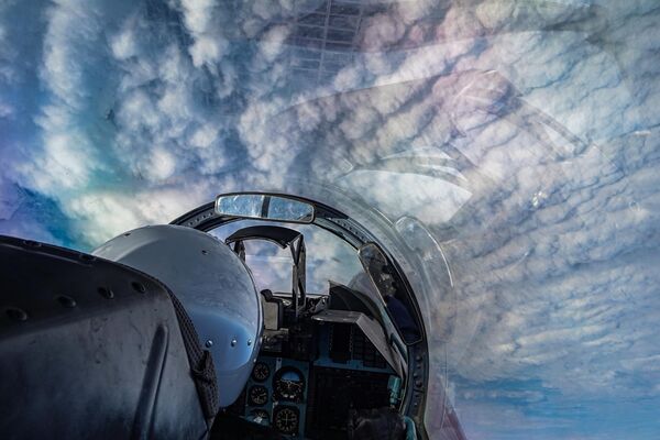 An Su-27 fighter pilot during a tactical exercise. - Sputnik International