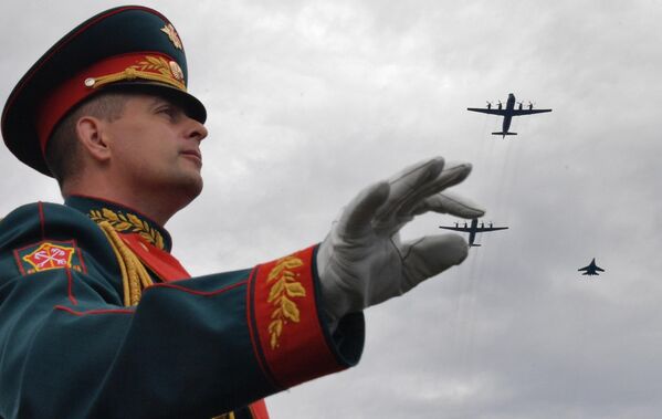 An Il-38N anti-submarine aircraft and Su-27 fighter at the main naval parade on Russia’s Navy Day. - Sputnik International