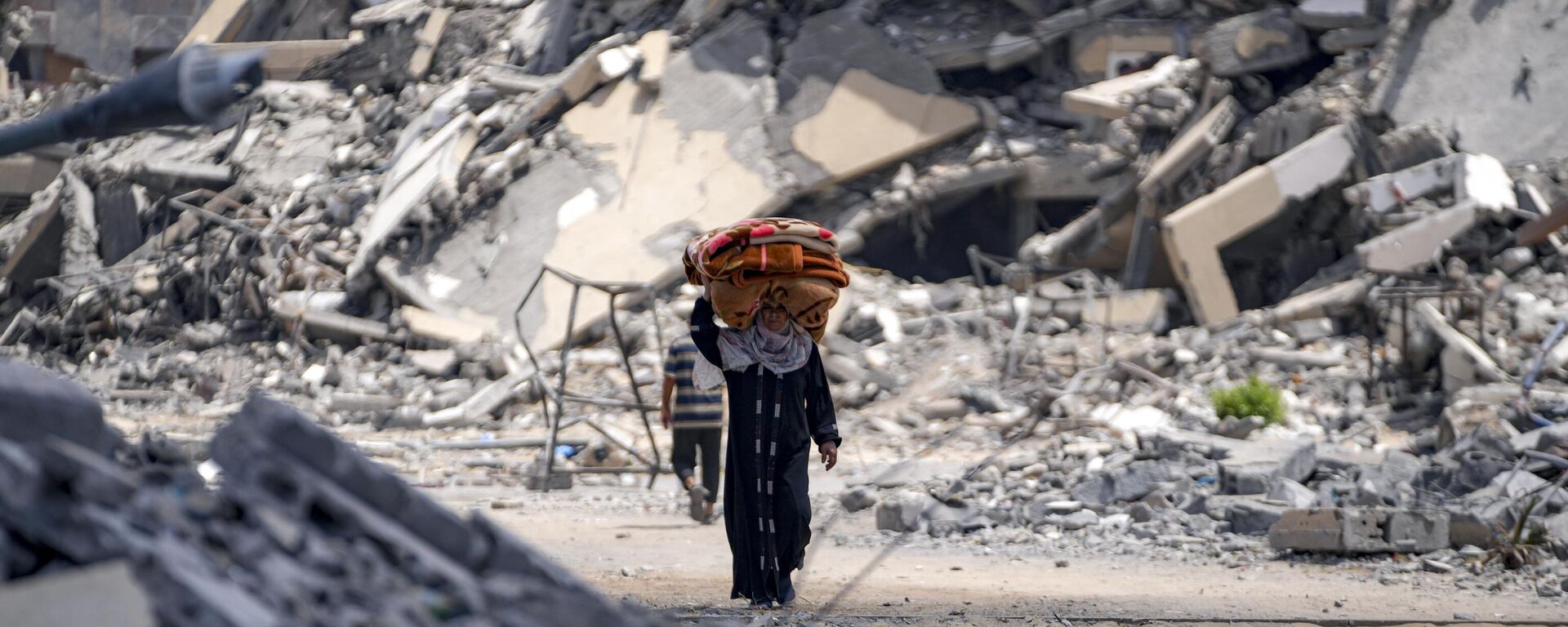 A Palestinian displaced woman by the Israeli air and ground offensive on the Gaza Strip flees from Hamad City. (Aug. 11, 2024.) - Sputnik International, 1920, 13.08.2024