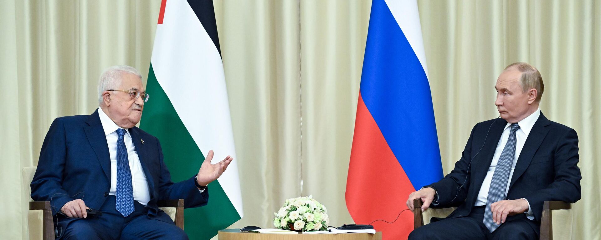 Russian President Vladimir Putin and Palestinian President Mahmoud Abbas attend a meeting at the Novo-Ogaryovo state residence, outside Moscow, Russia. - Sputnik International, 1920, 13.08.2024