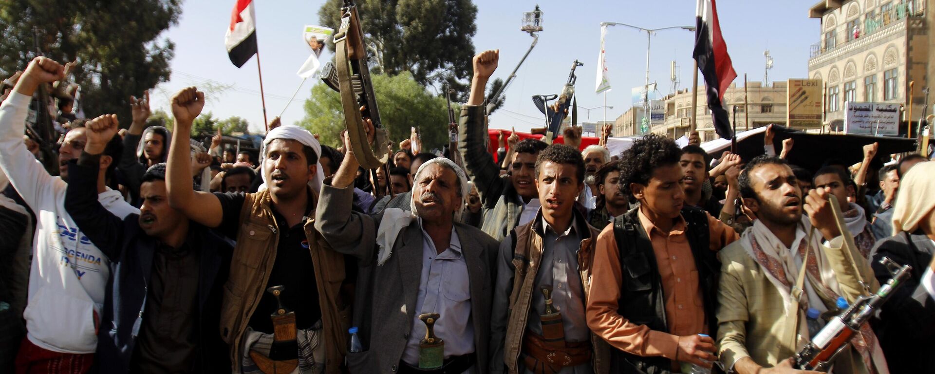 Supporters of the Shiite movement of Houthi protest in Sana'a against the UNSC's resolution on Yemen and against air strikes by the coalition headed by Saudi Arabia - Sputnik International, 1920, 13.08.2024