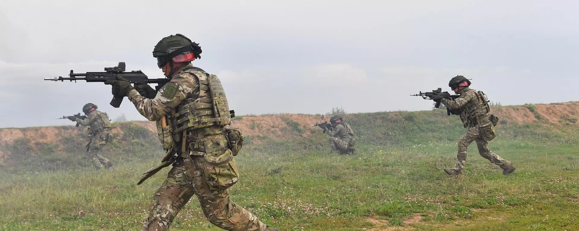 Russian servicemen take part in a combat training Russian servicemen take part in a combat training - Sputnik International, 1920, 13.08.2024