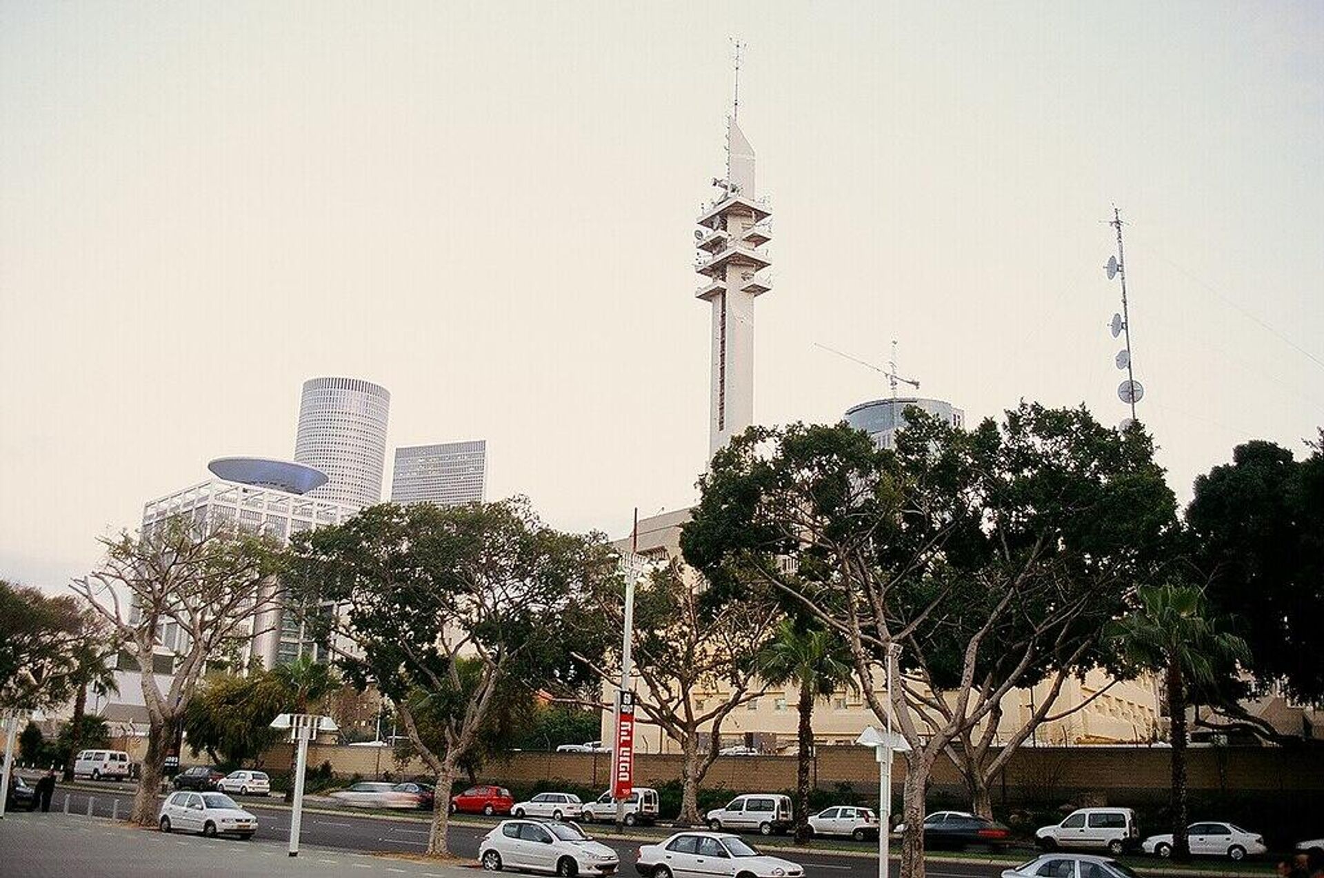 Marganit Tower in Tel Aviv, Israel (center), with Matcal Tower seen to the left.  File photo. - Sputnik International, 1920, 13.08.2024