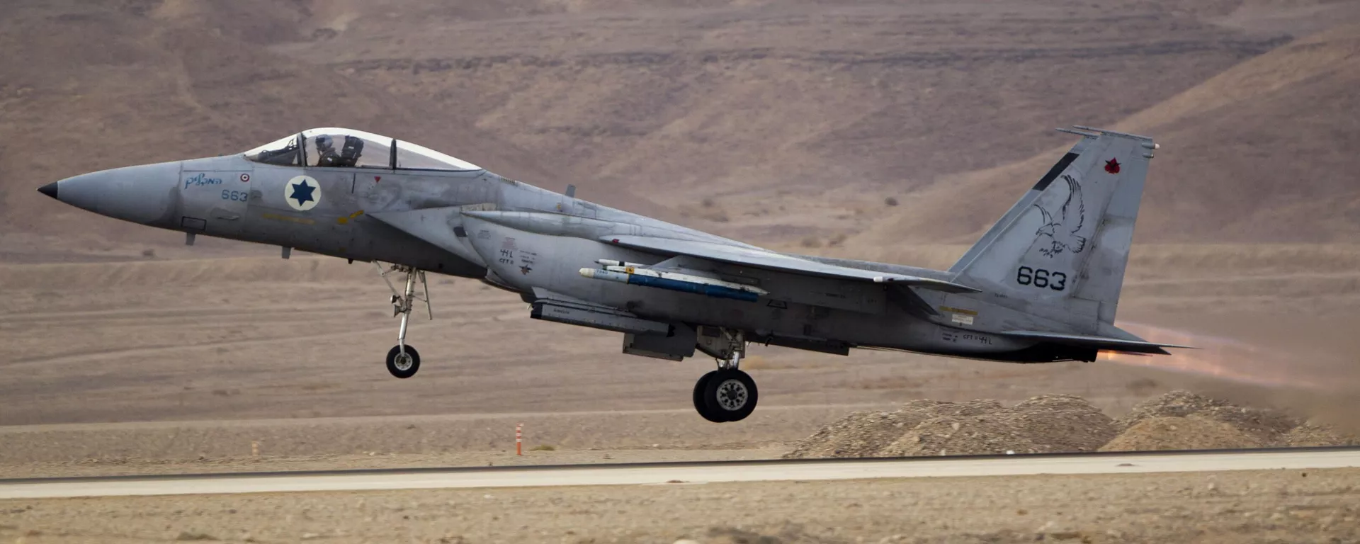 An Israeli air force F-15 takes off from Ovda airbase near Eilat, southern Israel, Monday, Nov. 25, 2013 during the Blue Flag exercise - Sputnik International, 1920, 14.11.2024