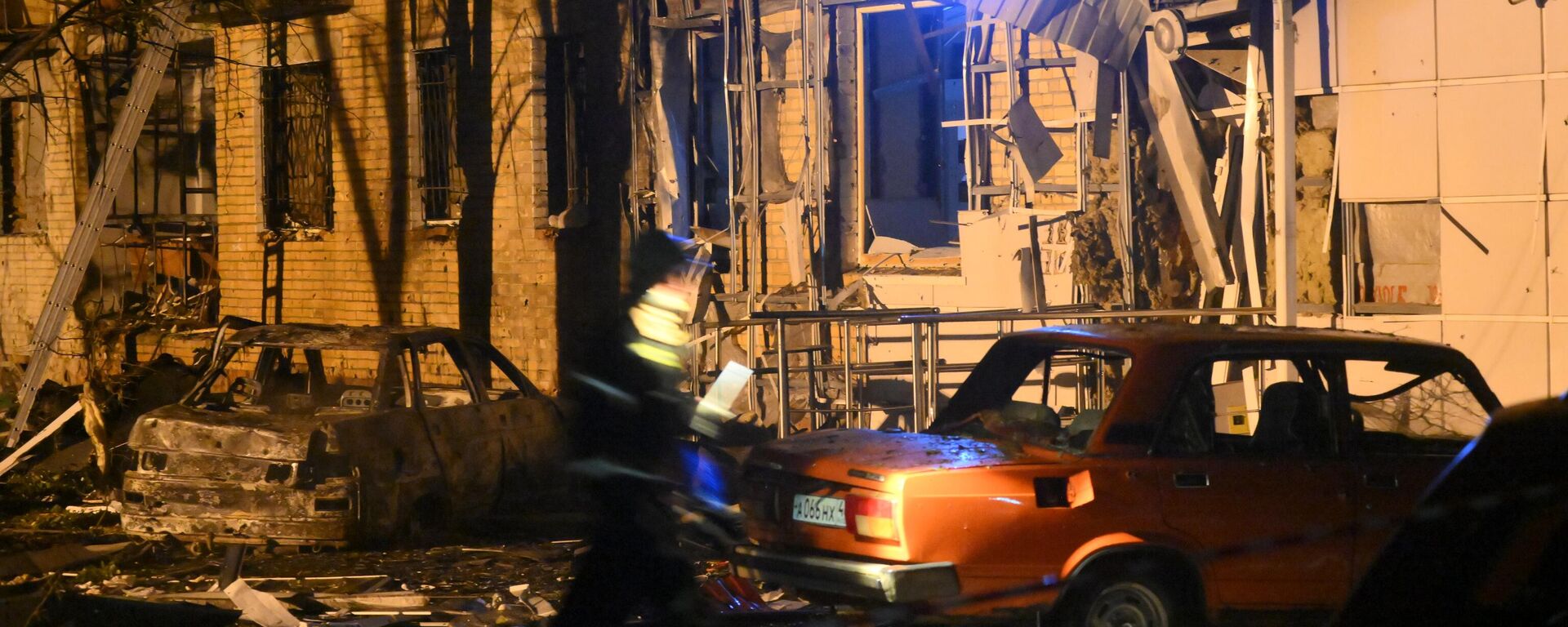 An apartment building damaged after a downed Ukrainian missile fell on it and a fire broke out, in the city of Kursk, Russia - Sputnik International, 1920, 14.08.2024