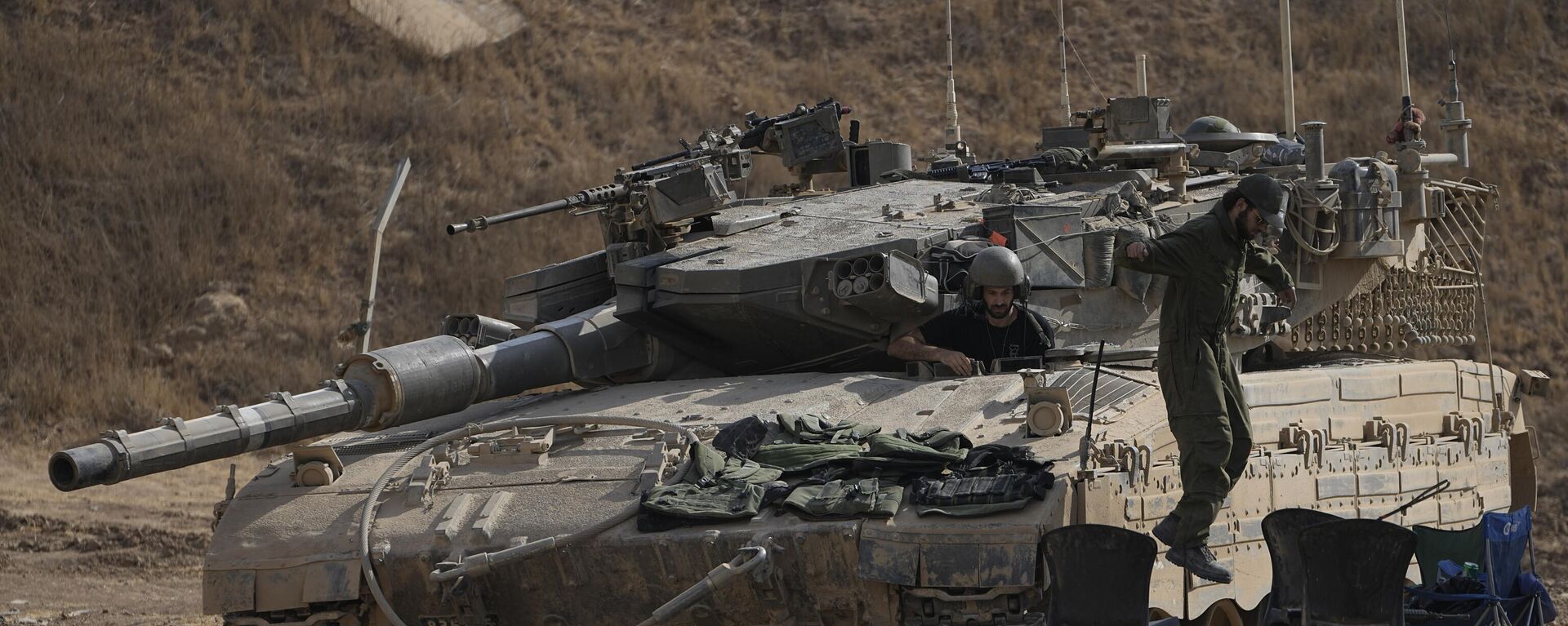 An Israeli soldier jumps from the top of a tank in an area near the Israeli-Gaza border, seen from southern Israel, Wednesday, July 24, 2024.  - Sputnik International, 1920, 15.08.2024