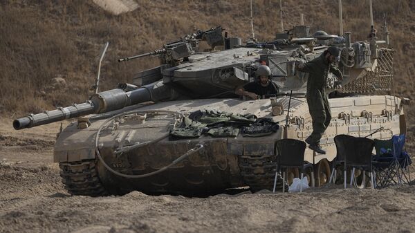 An Israeli soldier jumps from the top of a tank in an area near the Israeli-Gaza border, seen from southern Israel, Wednesday, July 24, 2024.  - Sputnik International