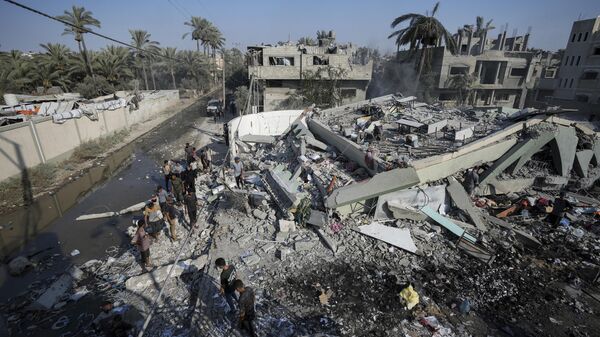 Palestinians inspect the rubble of a school destroyed in an Israeli airstrike on Deir al-Balah, central Gaza Strip, Saturday, July 27, 2024 - Sputnik International