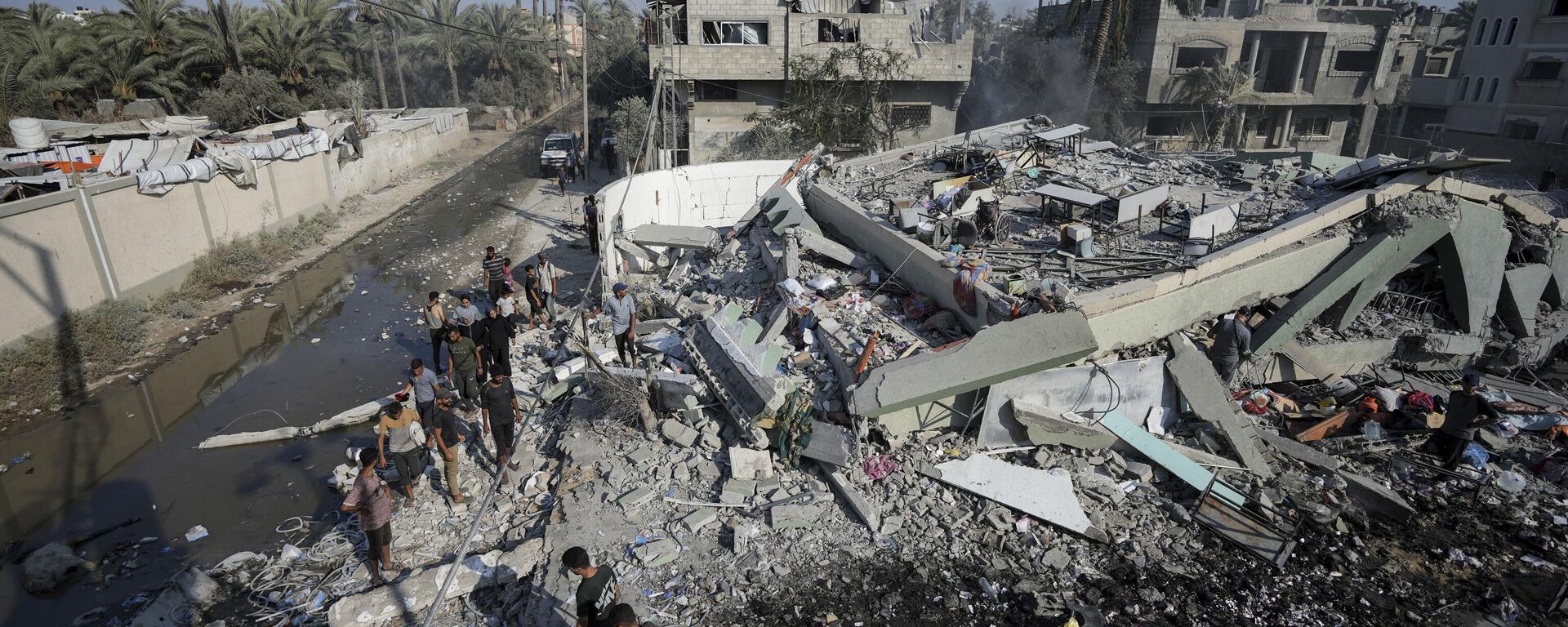 Palestinians inspect the rubble of a school destroyed in an Israeli airstrike on Deir al-Balah, central Gaza Strip, Saturday, July 27, 2024 - Sputnik International, 1920, 16.08.2024