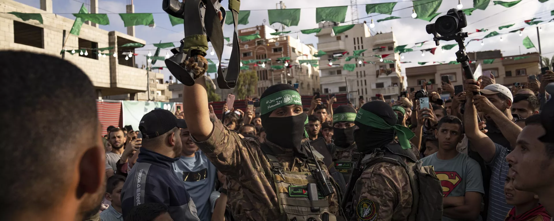 A member of Hamas' military wing raises a rifle seized from Israeli security forces during an arms show for the group at Nusseirat refugee camp, central Gaza Strip, Friday, June 30, 2023 - Sputnik International, 1920, 08.10.2024