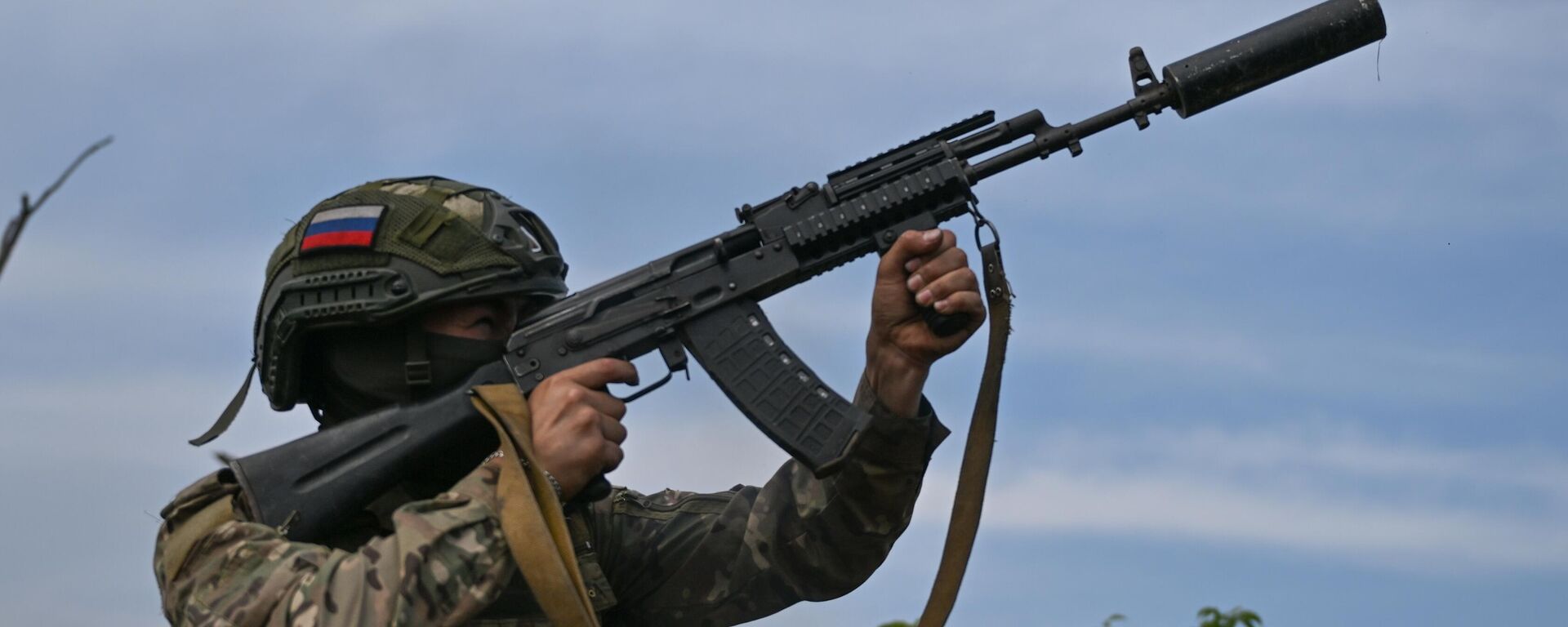 A Russian serviceman of the Central military district air defence unit shoots a rifle at an air target in the Avdeyevka area of the frontline of Russia's military operation in Ukraine, Russia - Sputnik International, 1920, 20.10.2024