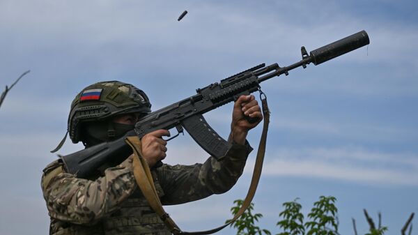 A Russian serviceman of the Central military district air defence unit shoots a rifle at an air target in the Avdeyevka area of the frontline of Russia's military operation in Ukraine, Russia - Sputnik International