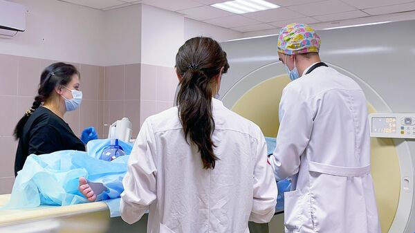 In this handout photo released by the Russian Health Ministry, medical workers examine a young patient injured in a Ukrainian missile attack on Sevastopol, at the Russian Health Ministry's Children's Clinical Hospital in Moscow, Russia - Sputnik International