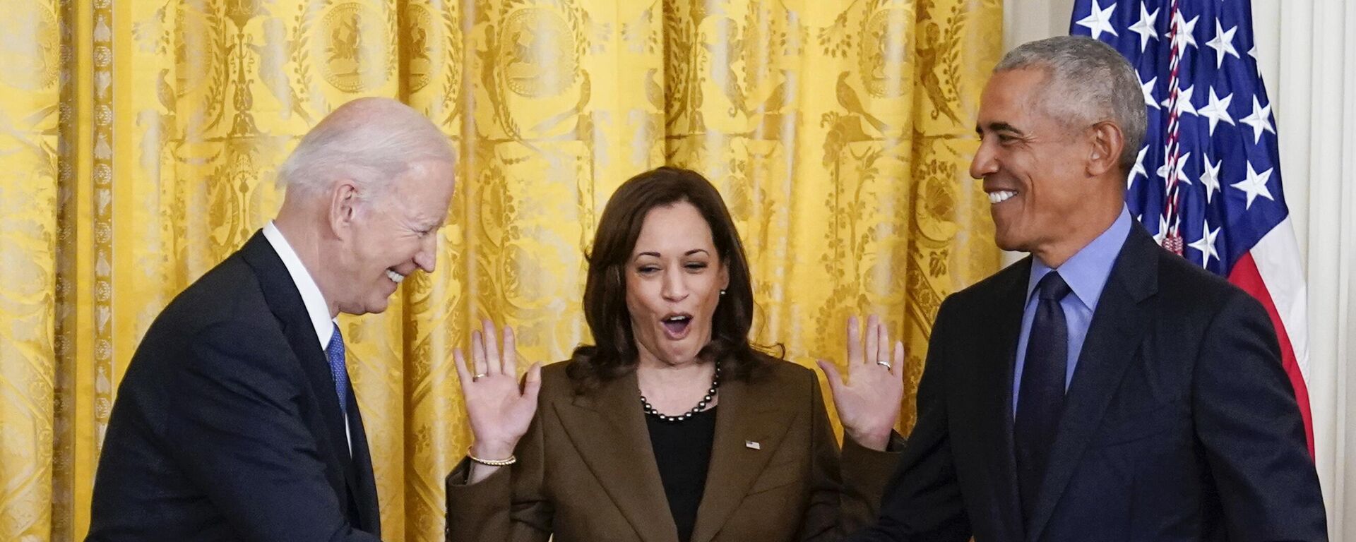 Vice President Kamala Harris reacts as President Joe Biden shakes hands with former President Barack Obama after Obama jokingly called Biden vice president in the East Room of the White House in Washington, Tuesday, April 5, 2022 - Sputnik International, 1920, 16.08.2024