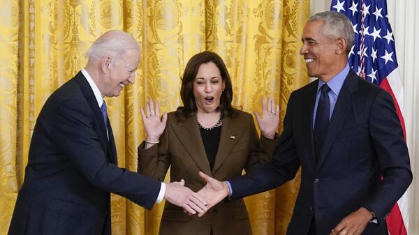 Vice President Kamala Harris reacts as President Joe Biden shakes hands with former President Barack Obama after Obama jokingly called Biden vice president in the East Room of the White House in Washington, Tuesday, April 5, 2022 - Sputnik International