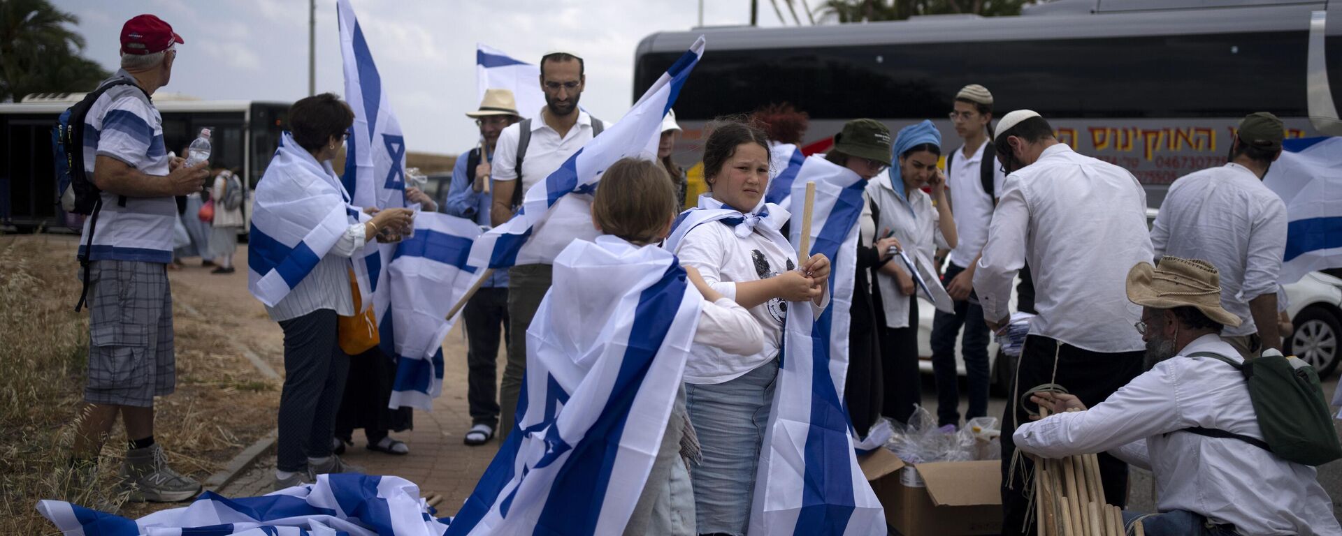 Israelis prepare national flags ahead of a march by thousands in the southern city of Sderot calling for the country to reoccupy the Gaza Strip once the war is over, Tuesday, May 14, 2024 - Sputnik International, 1920, 17.08.2024