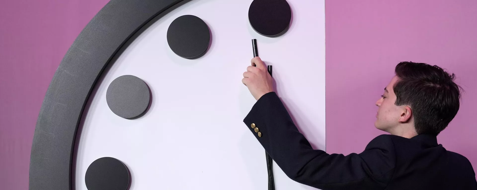 A staffer shows the location of the minute hand shortly before the Bulletin of the Atomic Scientists announces the latest decision on the Doomsday Clock minute hand, Tuesday, Jan. 23, 2024, at the National Press Club Broadcast Center, in Washington - Sputnik International, 1920, 17.08.2024