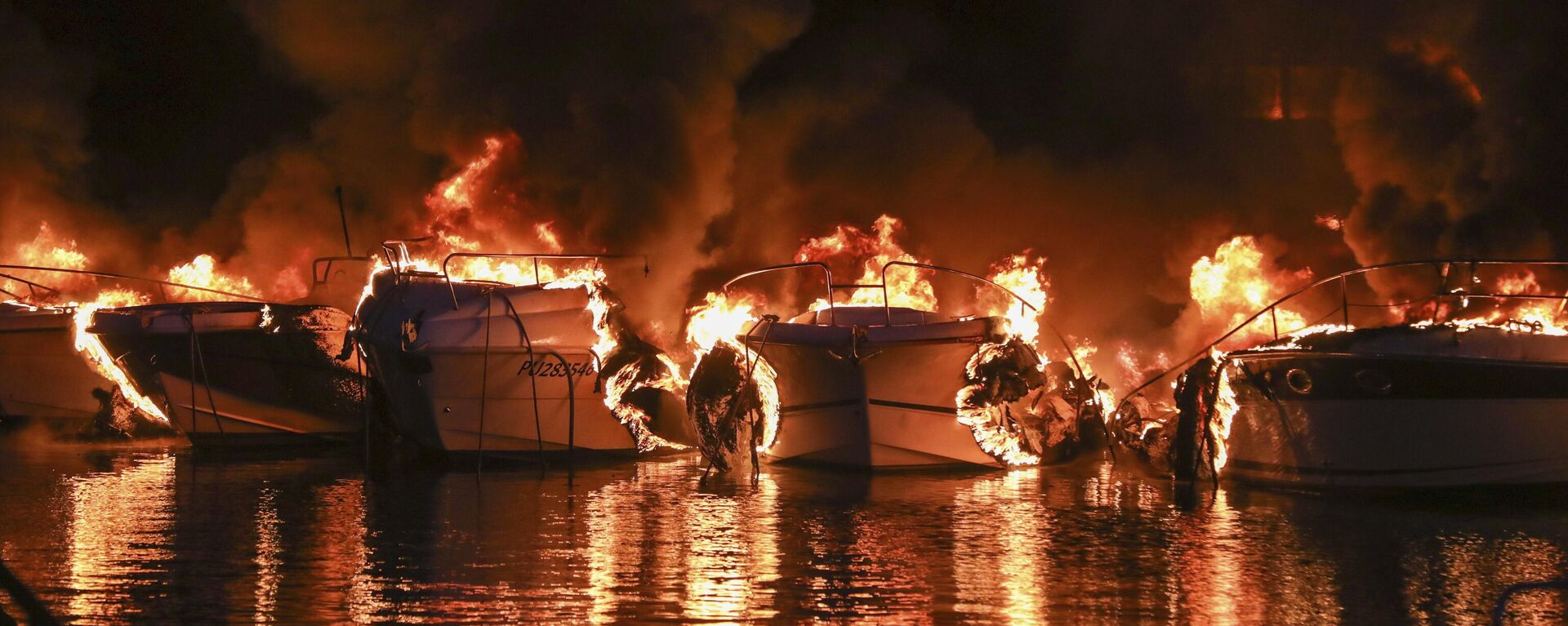 Boats are on fire in Medulin, Croatia, early Wednesday, May 15, 2024. - Sputnik International, 1920, 18.08.2024