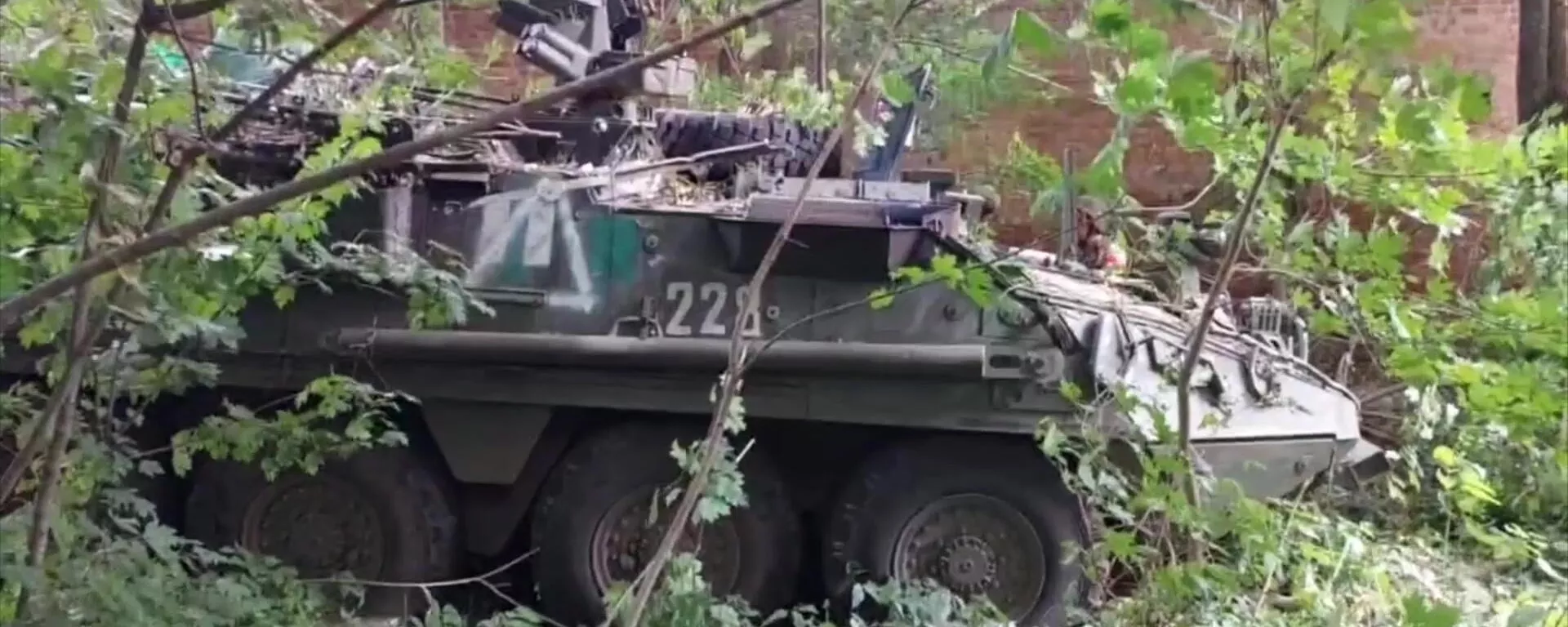 An abandoned armoured vehicle of Ukrainian armed forces is seen at a position captured by Russian servicemen during fighting in one of the settlements of Kursk region, Russia. - Sputnik International, 1920, 28.12.2024