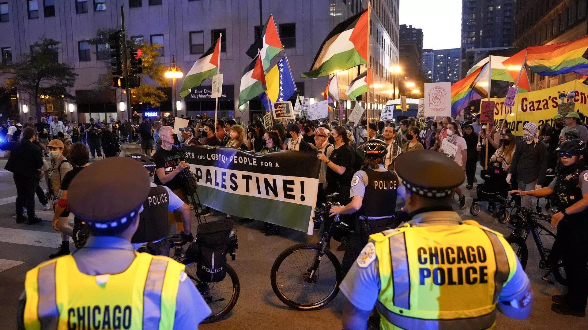 Protesters march passed a police line prior to the start of the Democratic National Convention Sunday, Aug. 18, 2024, in Chicago. (AP Photo/Alex Brandon) Protesters march passed a police line prior to the start of the Democratic National Convention Sunday, Aug. 18, 2024, in Chicago. (AP Photo/Alex Brandon) - Sputnik International, 1920, 19.08.2024