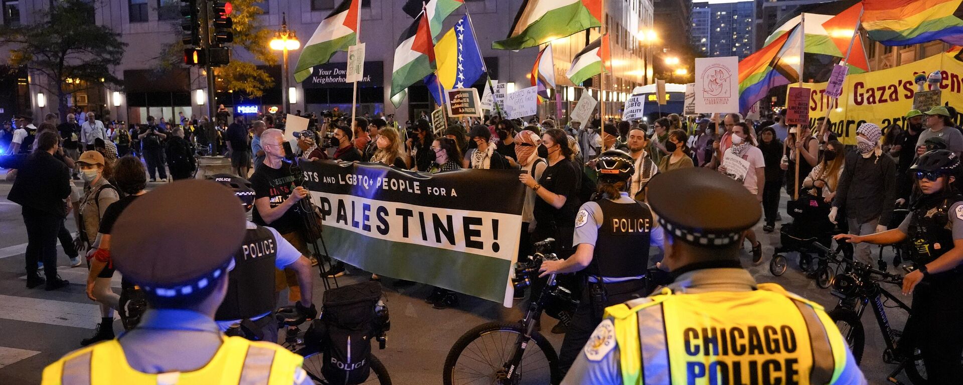 Protesters march passed a police line prior to the start of the Democratic National Convention Sunday, Aug. 18, 2024, in Chicago. (AP Photo/Alex Brandon) - Sputnik International, 1920, 19.08.2024