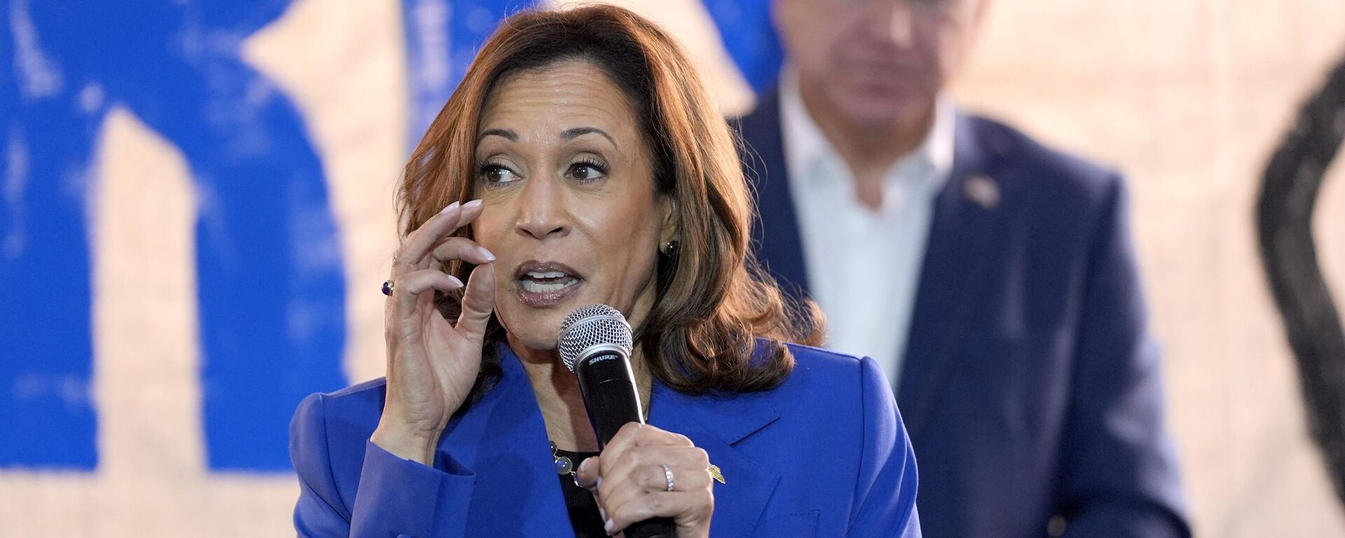 Democratic presidential nominee Vice President Kamala Harris speaks as Democratic vice presidential nominee Minnesota Gov. Tim Walz listens at a campaign event, Sunday, Aug. 18, 2024, in Rochester, Pa. - Sputnik International, 1920, 19.08.2024