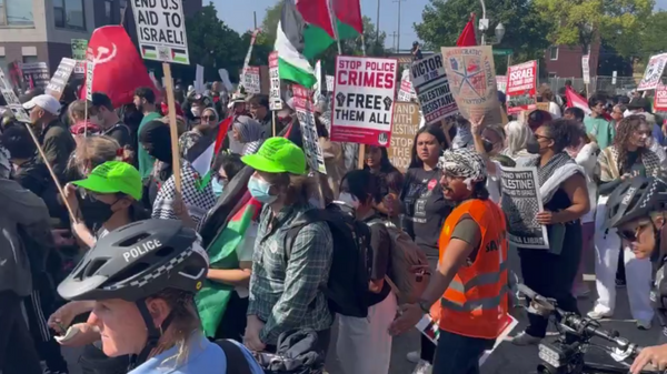 Thousands of pro-Palestinian protesters descend on streets of Chicago, Illinois, toward the United Center, where the Democratic National Convention is being held. - Sputnik International