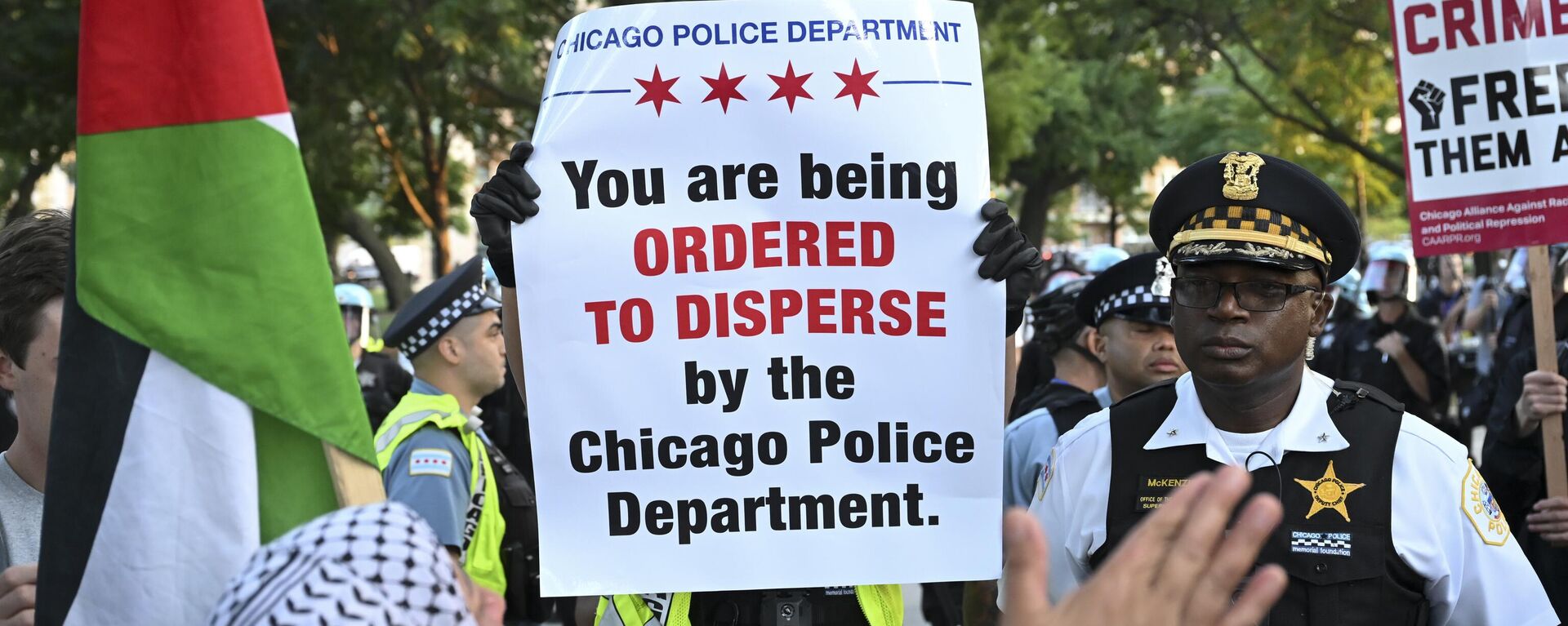 Police break up a demonstration during the Democratic National Convention Monday, Aug. 19, 2024, in Chicago. (AP Photo/Noah Berger) - Sputnik International, 1920, 20.08.2024