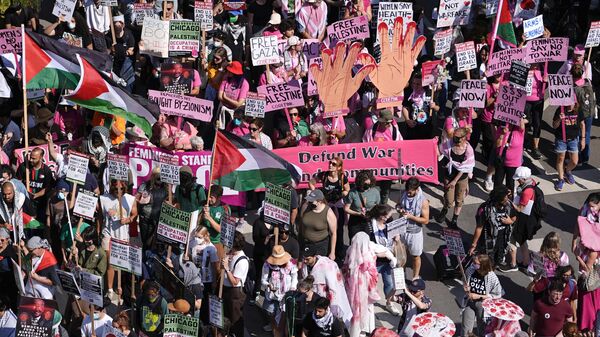 Protesters march to the Democratic National Convention after a rally at Union Park Monday, Aug. 19, 2024, in Chicago.  - Sputnik International