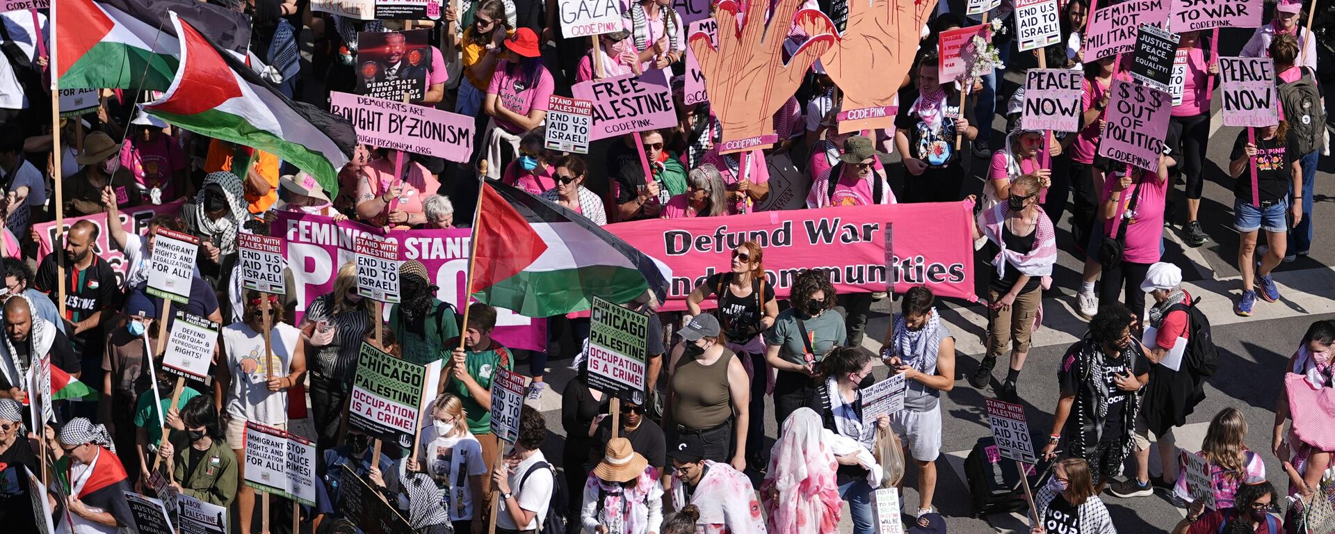 Protesters march to the Democratic National Convention after a rally at Union Park Monday, Aug. 19, 2024, in Chicago.  - Sputnik International, 1920, 21.08.2024