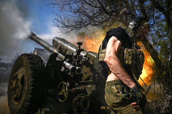 An Espanola Brigade D-30 howitzer crew in action. - Sputnik International