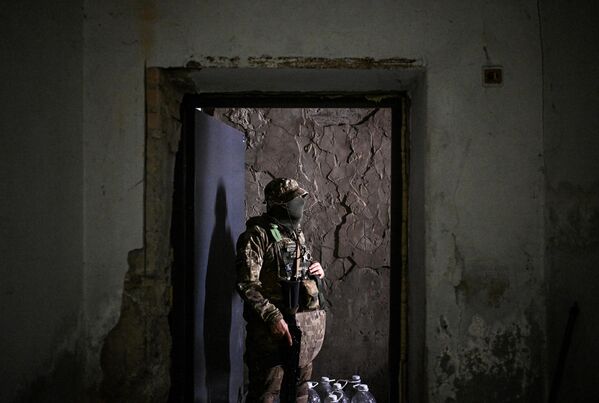 A serviceman from the Espanola Brigade standing in the doorway of a building. - Sputnik International