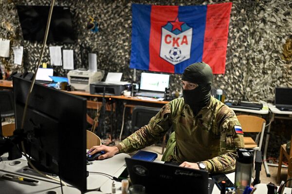 A serviceman from the Espanola Brigade in the &quot;Melody&quot; information and analytical center in the special military operation. - Sputnik International