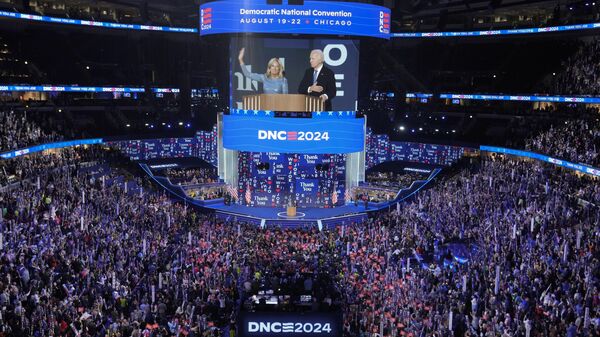 President Biden and First Lady Biden wave during the Democratic National Convention Monday, Aug. 19, 2024, in Chicago.  - Sputnik International