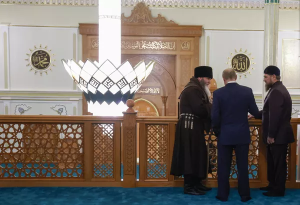 Putin, Kadyrov y el muftí checheno Sheikh Salah-Khadzhi Mezhiev en la mezquita del Profeta Isa en Grozny. - Sputnik Internacional