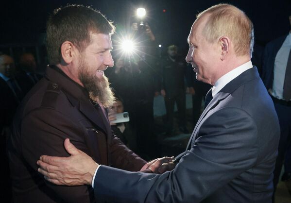 Russian President Vladimir Putin and Chechen head Ramzan Kadyrov meet at Grozny Airport. - Sputnik International