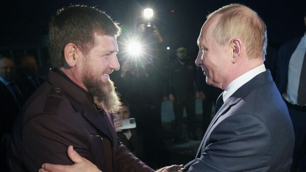 Russian President Vladimir Putin and Chechen President Ramzan Kadyrov meet at Grozny airport. - Sputnik International