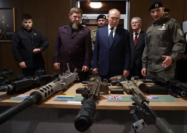 Putin y Kadyrov inspeccionan las armas capturadas en la operación militar especial - Sputnik Mundo