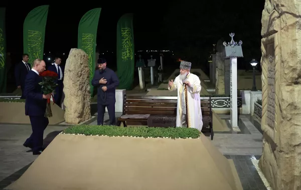 Vladimir Putin y Khozh Akhmat Kadyrov, primo de Akhmat Kadyrov y presidente del Consejo Federal del Distrito del Cáucaso Norte, junto a la tumba de Akhmat Khadzhi Kadyrov, primer presidente de Chechenia y héroe de Rusia, en el pueblo de Akhmat-Yurt. - Sputnik Mundo