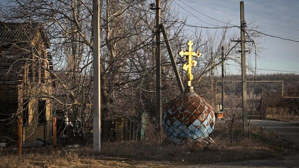 A dome of an Orthodox Church lyes on the ground amid Russia's military operation in Ukraine. - Sputnik International