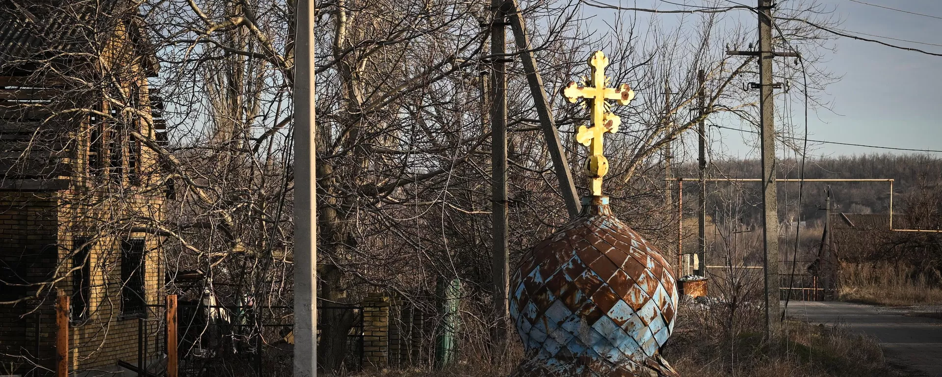 A dome of an Orthodox Church lyes on the ground amid Russia's military operation in Ukraine. - Sputnik International, 1920, 21.08.2024