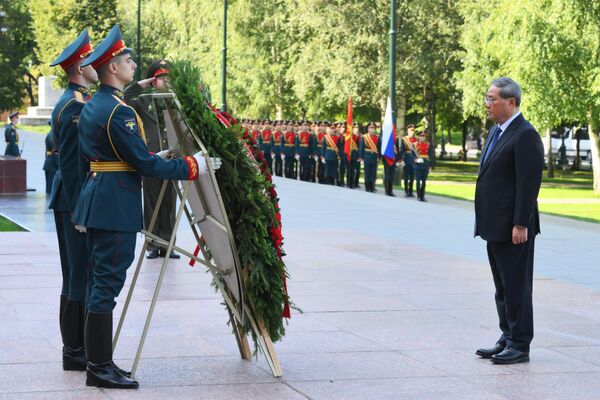 Li Qiang lays flowers at the Tomb of the Unknown Soldier near the Kremlin. - Sputnik International