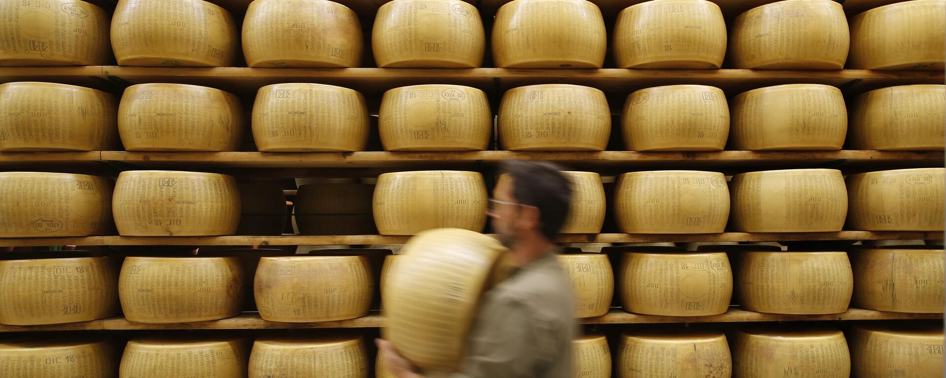 In this photo taken Tuesday, Oct. 8, 2019, Parmigiano Reggiano Parmesan cheese wheels are stored in Noceto, near Parma, Italy.  - Sputnik International, 1920, 21.08.2024