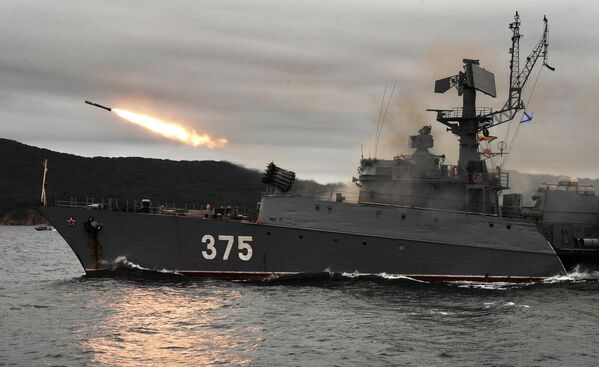 The MPK-82 anti-submarine ship destroys a hypothetical enemy submarine using the RBU-6000 rocket launcher and torpedo weapons. - Sputnik International