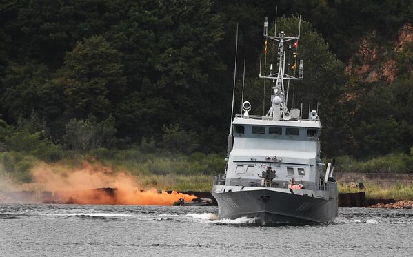 The P-420 Yunarmeets Primorya, a Grachonok-class anti-saboteur ship, destroys an uncrewed boat of a hypothetical enemy. - Sputnik International